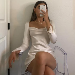 miniklänning i satinlikt material  - miniklänning från princess polly (star power mini dress), passar XS-S. sitter så fint. säljer då jag har två stycken och den är därför inte använd många gånger. hade passat super till er som har studentvecka eller bara ni som vill ha något som funkar till allt i sommar. köpt för 500kr, slutsåld på princess polly. 