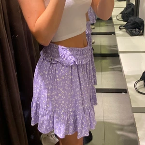 Kjol - Säljer denna sommarkjol ifrån Zara!😍 super skönt material som inte alls är genomskinligt! Stretchig runt midjan så passar de allra flesta💕 använd fåtal gånger, så nyskick! ‼️‼️Slutsåld i butik och på hemsidan‼️‼️köp direkt för 150kr+frakt