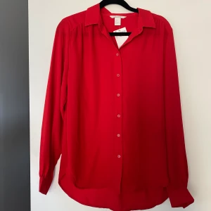 Blus - Blus från H&M, helt oanvänd och prislapp kvar! Storlek 36. Nypris: 149 kr, mitt pris: 75 kr 🤍