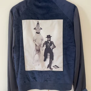 Limitato Jacka  - Limitato jacka knappt använd i storlek Medium, skicket är så gott som nytt. Nypris för denna jacka är 3000kr