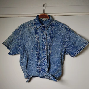 Croptop - Kort blus som knyts vid magen, oanvänd🌱