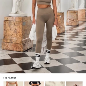 AIM’N  - Espresso ribbed Tights från aimn i storlek S. Har för många par & färger från Aimn så tänkte kolla om någon är intresserad av dessa som jag använt Max 2 gånger. För övrigt super bekväma & gör sig så fint på kroppen.  Nypris: 600 kr. 