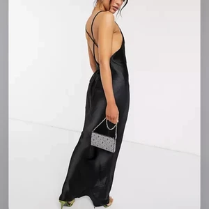 Satinklänning maxi (helt ny!!) - HELT NY!! Svart slipklänning i satin från ASOS. Klänningen är helt ny och ligger kvar i orginalförpackning. Storlek small 🧚🏻‍♂️ Länk: https://www.asos.com/se/prd/14917941?acquisitionsource=pasteboard 