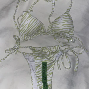 Bikini set  - Säljer denna bikini från pull&bear fråk förra sommarn som aldrig används då jag inte gillar passformen och snörningen på toppen. En del av prislappen sitter kvar fortfarnade. Den är köpt styck, alltså bikinitoppen och trosorna för sig.          Nypris: bikinitopp; 169kr bikinitrosa; 119kr                             Jag säljer dem tillsammans för 170kr + fraktkostnaden☀️☀️☀️