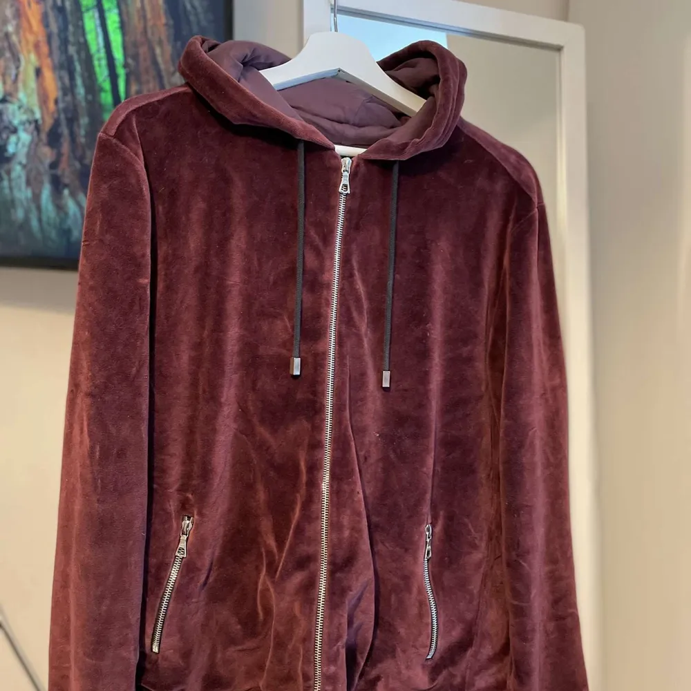 Säljer min limitato Zip Hoodie i storlek L då jag inte använder den längre. Köpt på NK för 4445kr. Den är som ny i skicket. Låda och äkta bevis medföljer. . Hoodies.