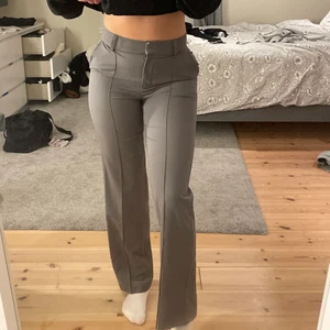 Kortymbyxor - superfina gråa kostymbyxor med slit bak på benen från nakd i storlek 36, knappt använda så de är som nya 🖤🖤