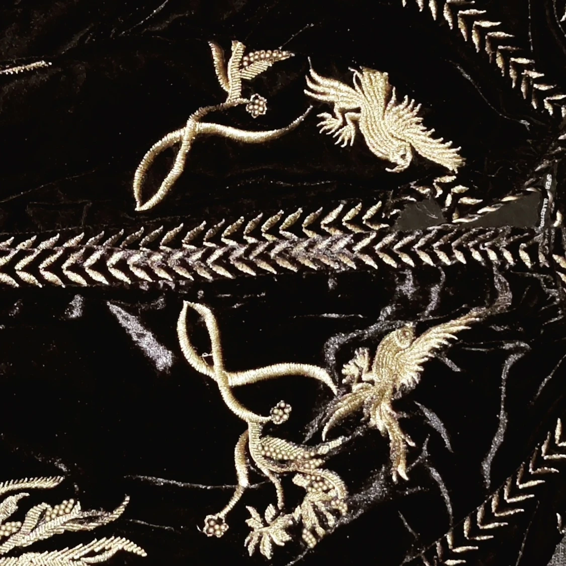 Svart kofta med guld detaljer  - 90