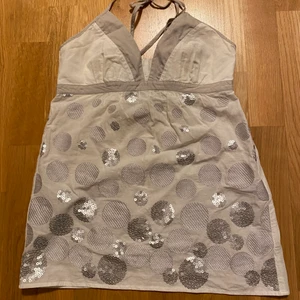 Haltertopp - En fin haltertopp i superbra skick, köpt från sellpy, men ursprungligen från promod. Jag säljer toppen eftersom den tyvärr inte kommit till användning av mig.                 Köparen står för frakt.