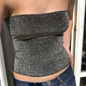 Silvrig bandeautopp  - Så fin silvrig bandeautopp som passar både till vardags eller fest. Den är sydd av väldigt stretchigt tyg så passar xs-m. Finns att köpa nu på min instagram remadebymaja 💓