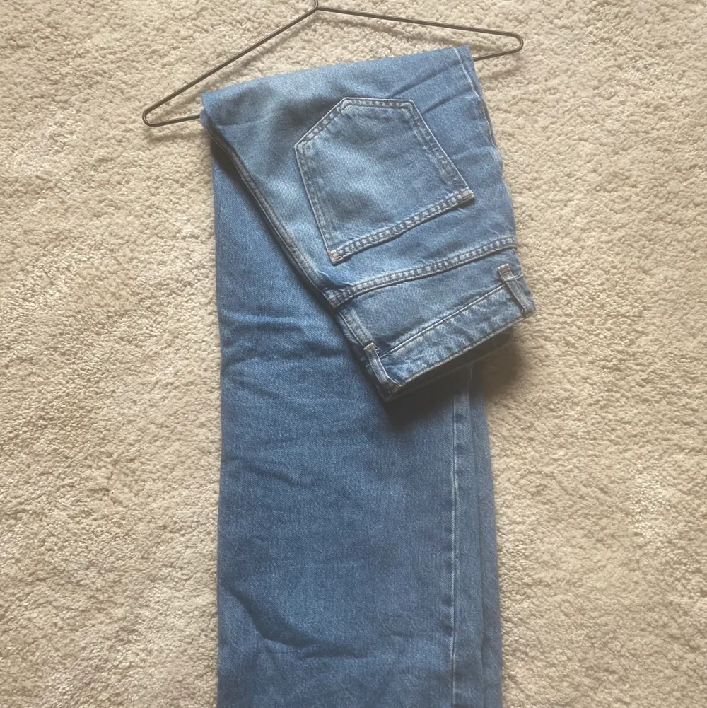 Säljer mina jeans från Gina tricote i modellen Idun wide jeans då de blivit för små. De är i använt men bra skick.. Jeans & Byxor.