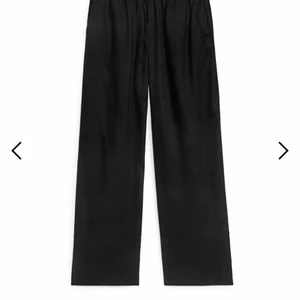 ARKET linnebyxor  - Lägger upp de svarta för sig. Kommer lämna tbx de ifall de inte blir sålda inom några dagar men tänker att det kanske finns någon som vill ha de :) perfekta till sommaren och verkligen supersköna! 💚 bara att kontakta mig vid frågor🥰 De är helt nya med lapp kvar!