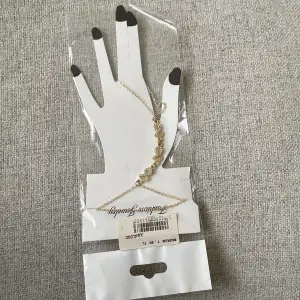 Ett handsmycke som är oöppnat, köpt för 50 säljer för 20 och aldrig använd. Den andra bilden är bara en bild från Google jag hittade som visar hur den sitter på en hand, (men det är inte samma smycke). Köpare står för frakt