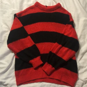 Svart röd stickad tröja  - Oversized röd och svart stickad H&M tröja ( säljs längre inte på H&M ).            Jag har inte riktigt denna still och därför säljer jag den. 