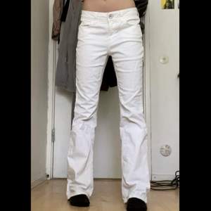 Fina lågmidjade vita jeans i perfekt skick! Midjemått 77cm.