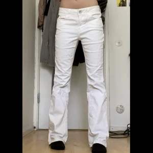 Vita lågmidjade jeans - Fina lågmidjade vita jeans i perfekt skick! Midjemått 77cm.