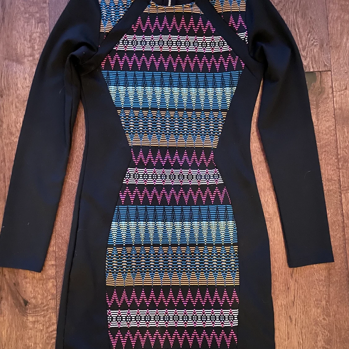 Snygg klänning med långa ärmar 