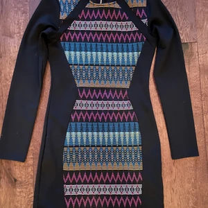 Snygg klänning med långa ärmar  - Mönstrig klänning med svara kanter som får en att se slankare ut ;) 