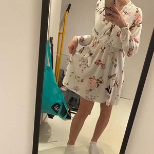 Klänning - Super fin Somrig fräsh klänning. Väldigt skönt tunt material. Inte rintigt min stil så har använt den kanske en gång 💕 den är storlek xs men skulle säga att den är mer som en S.