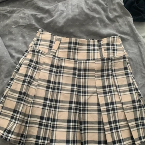 Kjol burberry liknande - Kjol i burberry liknande mönster, storlek S