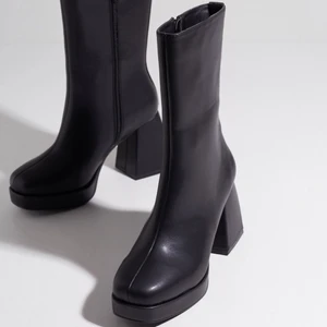 Boots - Boots med klack, sjukt snygga! Har ej använt dem förutom att testa. Bootsen är alltså helt i nyskick. 