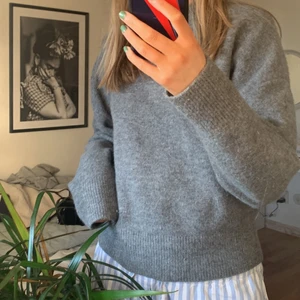 Zara stickad tröja - Jätte mysig grå tröja från Zara. Slutsåld på hemsidan, super skön men kommer inte till användning för mig längre! Köp direkt för 120+30kr frakt!