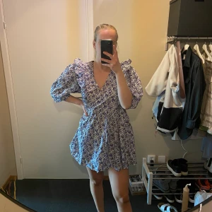 Blommig klänning  - Klänning från H&M, köpte för 299kr och säljer för 150kr