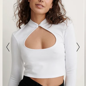 Långärmad topp från NAKD - Säljer denna top från NAKD i vit. Toppen är från ett samarbete med Melissa Bentsen i storlek M. Helt ny, endast provad med prislappen fortfarande på. Köptes för 249kr säljer för 100kr. Kan mötas upp i Göteborg eller skicka, då betalar köparen för frakt! 