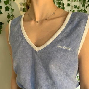 Blått linne - I nyskick då den enbart är provad. Resår längst ner på tröjan.