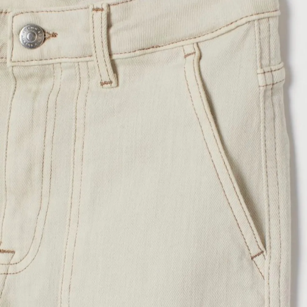 Ankellånga jeans i stretchig, tvättad denim från H&M. Hög midja och vida, raka ben. Ljusare beige färg. Nypris: 249 kr. Knappt använda. . Jeans & Byxor.