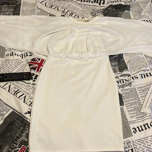 En vit  - En fin klänning. Vitt genomskinligt tyg på armarna 