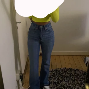 Nya jeans - Helt nya jeans. Aldrig använda därför är lappen kvar ja hann inte lämna tillbaka dom. Köpte för 299kr. 38 men lite små så passar 36 också. Sitter jätte bra vid midjan o framhäver dina kurvor.