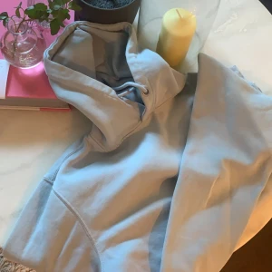 Hoodie  - Blå hoodie från Pull&Bear manavdelning. Storlek S så inte allt för oversized på mig som oftast är en M. Inte nopprig, en liten missfärgning under luvan men knappt något som syns. Vid fler bilder är det bara att fråga🥰