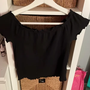 Of shoulder topp - Jätte fin of shoulder topp från Gina. 