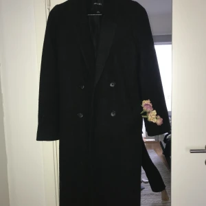 Rock/kappa från monki  - Svart rock från Monki Använd 2 gånger bara  Köpte den för 800 kr