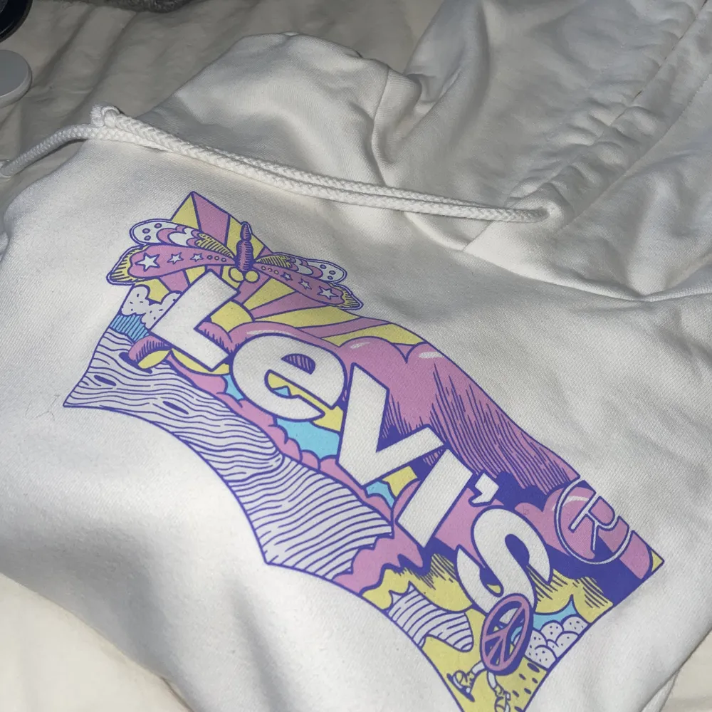 Levis hoodie köpt original i storlek M. Nytt skick, använd 1 gång. Säljer för känner att den inte är min stil längre.. Hoodies.