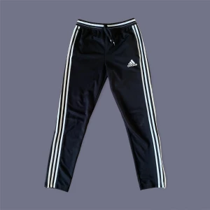 Svarta Adidas byxor - Barnstorlek men passar ungdom upp till 165 cm lång. Sitter som storlek S. I fint skick, endast ett litet märke på ena benet. För mått eller fler bilder var god kontakta mig ⛄️