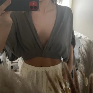 Topp - Säljer en urringad topp/Bolero i storlek S/M för 250kr plus frakt! Bra skick! Den är lite urringad i ryggen, vid intresse är det bara att be om bild på det! Bra skick! 