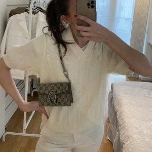 Vit stickad piké  - Superfin och bekväm stickat piké, superfint skick! Köpt i en liten butik i marbella 💛💛