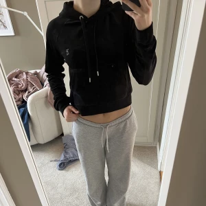 Juicy couture  - Så fin juicy couture tröja i svart. Den är helt ny med prislappen kvar! Den är storlek M men passar mig som alltid har storlek xs! Alla stenar sitter kvar på denna och på den blå jag också säljer! Hör gärna av er vid intresse!💞