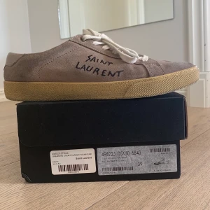 Saint Laurent sneakers - Säljer mina Saint Laurent court classic signature sneakers i ljusrosa mocka. De har varit använda men är i bra skick. All original förpackning tillkommer. Org pris: 575£ ca. 6400kr. Skriv för fler bilder. Kan mötas i Stockholm annars står köpare för frakt