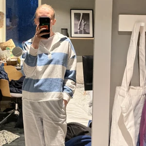 randig tröja - randig tröja med knappar från NaKd storlek xxs men passar mig som är s 