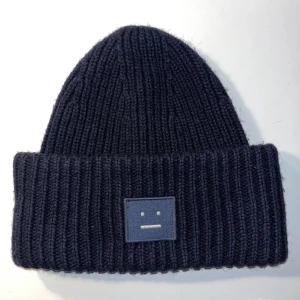 Acne mössa - Säljer denna härliga mössa från Acne, då jag tyvärr inte använder den längre. Den är i mycket bra skick!❤️ 