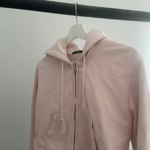 Ljusrosa croppad hoodie  - Jättebra skick, den är mer rosa i verkligheten så skriv för fler bilder/info! 