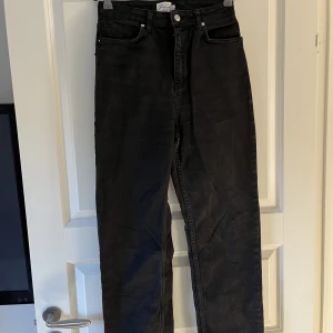 NA-KD jeans - Säljer dessa fårn nakd då de inte kommer till användning. De är en ”urtvättad” färg på de men är använda Max 5 gånger. Du står för frakten ca 50 kr😊skriv för fler bilder