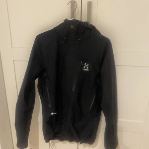 Haglöfsjacka  - Säljer jackan då ja inte använder den längre. Använt jackan i ungefär 1månad så den är bra skick. Kostar 3000kr ny.   Kan även sänka priset vid snabb affär.