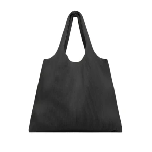 COS pleated totebag - COS pleated totebag. Inget att anmärka på vad gäller skick. 