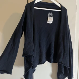 Marinblå kofta - Med volanger