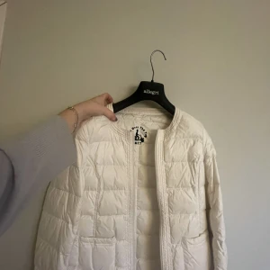 Vit Jott jacka - Användt enstaka gånger, inga fläckar, säljer pga att den blivit för liten. Köpte för 2000kr, jätte fin att ha nu när våren snart börjar 