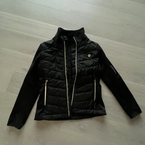 stalljacka  - Säljer denna fina jacka som är i nyskick. (Använd fåtal gånger) Säljer pågrund av att jackan är för liten för mig.😊 Nypris: 800kr