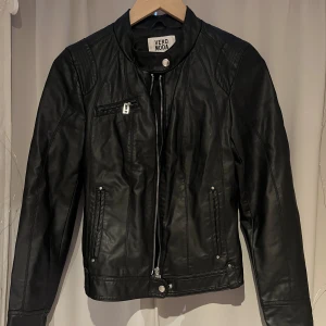 Skinnjacka  - Säljer den här jättesnygga skinnjackan (fejk skinn) då den inte passade. 💗 säljer den för 200kr. Skriv priv för mer info💗